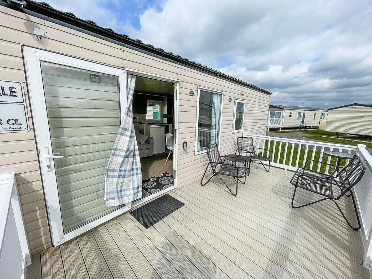 מלון Caravan With Decking At Martello Beach Nearby Clacton-On-Sea Ref 29017Kv מראה חיצוני תמונה