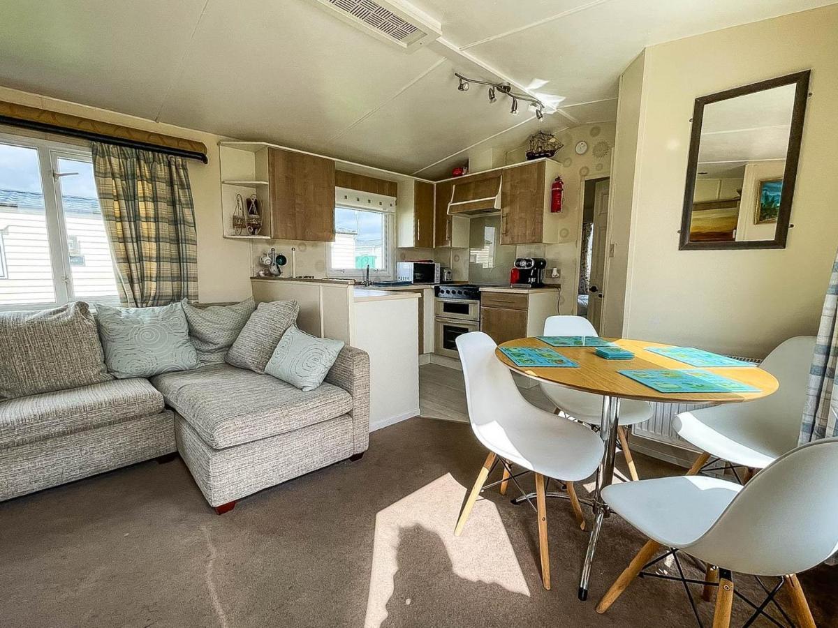 מלון Caravan With Decking At Martello Beach Nearby Clacton-On-Sea Ref 29017Kv מראה חיצוני תמונה
