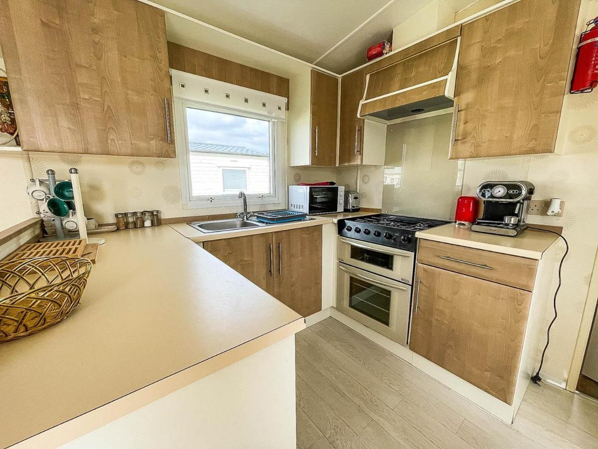 מלון Caravan With Decking At Martello Beach Nearby Clacton-On-Sea Ref 29017Kv מראה חיצוני תמונה