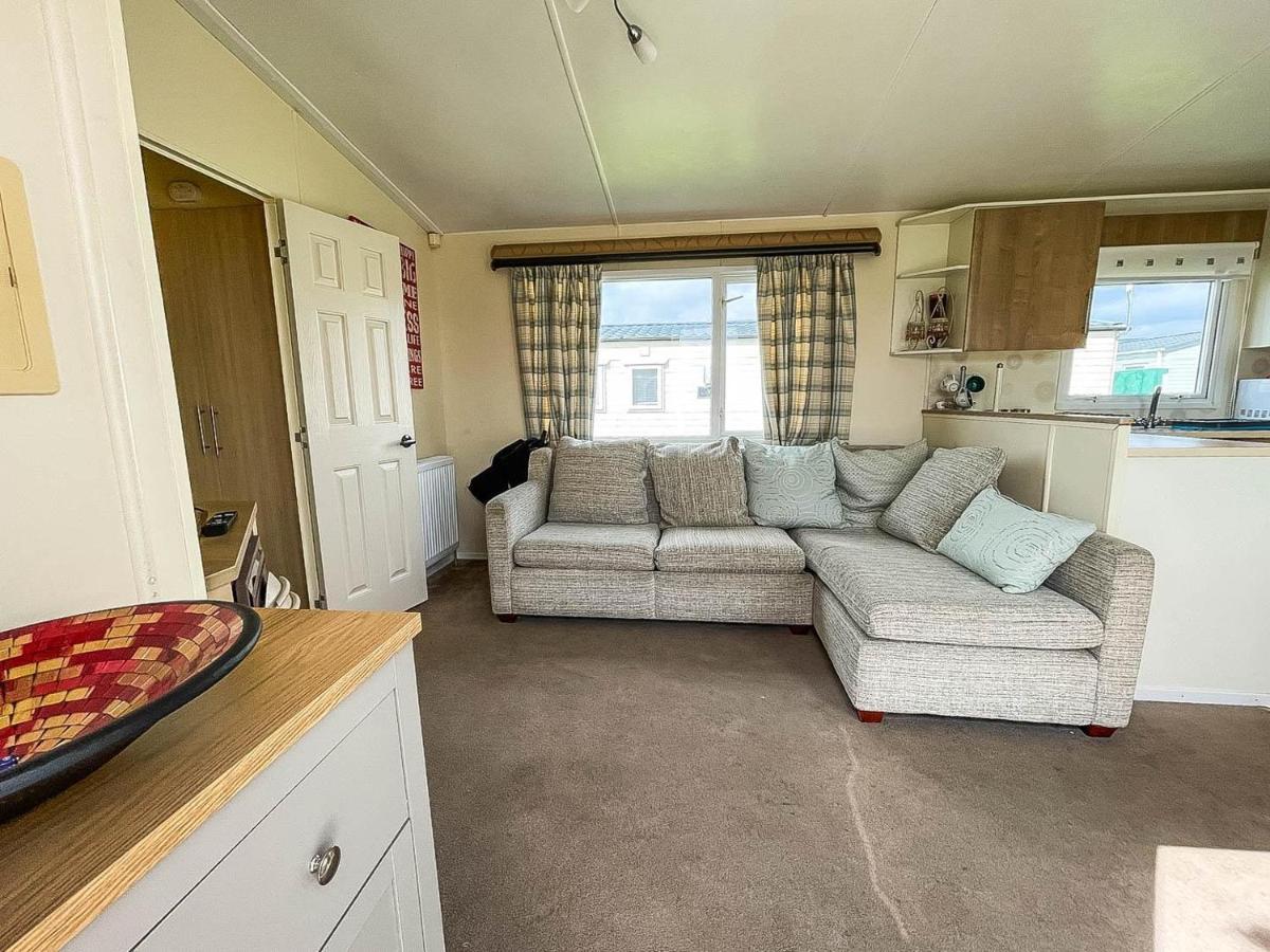 מלון Caravan With Decking At Martello Beach Nearby Clacton-On-Sea Ref 29017Kv מראה חיצוני תמונה