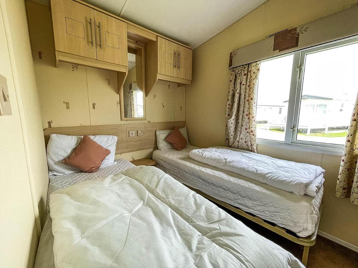מלון Caravan With Decking At Martello Beach Nearby Clacton-On-Sea Ref 29017Kv מראה חיצוני תמונה