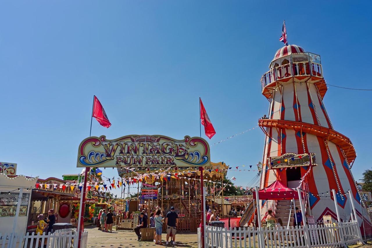 מלון Caravan With Decking At Martello Beach Nearby Clacton-On-Sea Ref 29017Kv מראה חיצוני תמונה